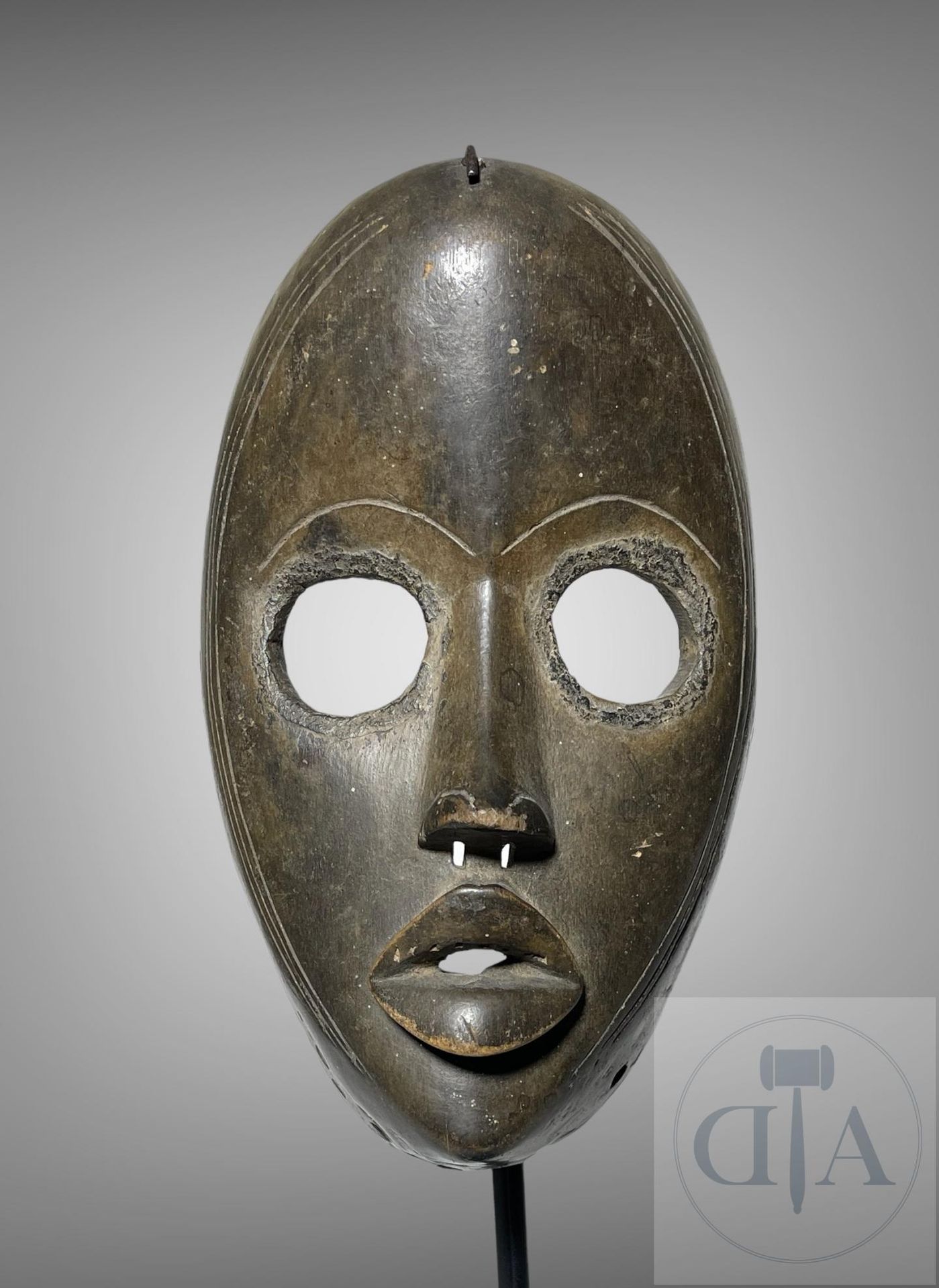 Null 象牙海岸/丹。 Guye ge "木头雕刻的跑步者面具。 20世纪中期。 高35 X 12厘米，包括底座。



在几个相邻村庄的团体之间的比赛中，年&hellip;