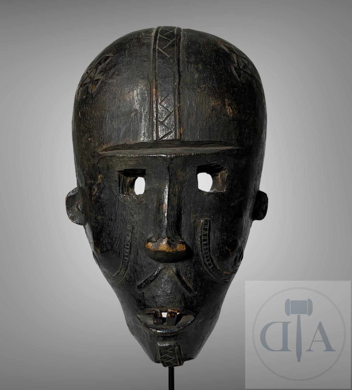Angola/RDC/Tschokwe. Masque "Shakaloma" de la région Kahemba, en bois sculpté et&hellip;
