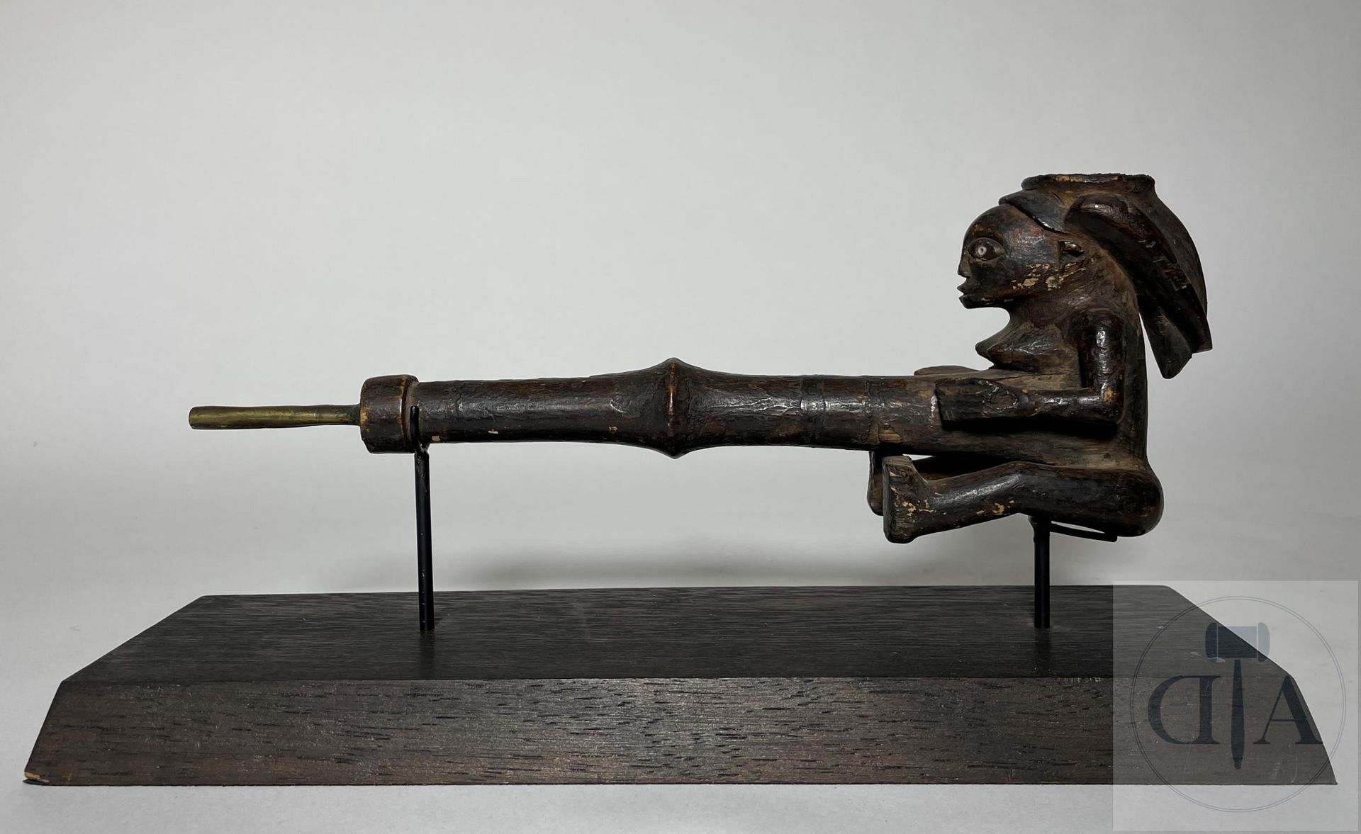 Null 安哥拉/奥维班杜。 雕刻的木制烟斗。 剑鞘上的优质作品是一个女性形象的形状。 20世纪初。 长30 X 10厘米，包括底座。



纳迪亚-列维的收藏&hellip;