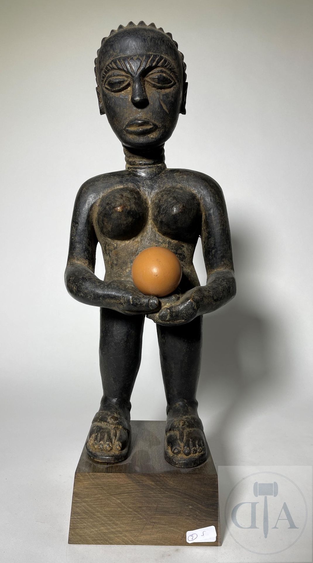 Null 加纳/阿坎。 20世纪下半叶，表现一个人物作为鸡蛋的容器的恋物癖。 雕刻的木材。 高48 X 18厘米，包括底座。



出处：Smitz博士的收藏（&hellip;