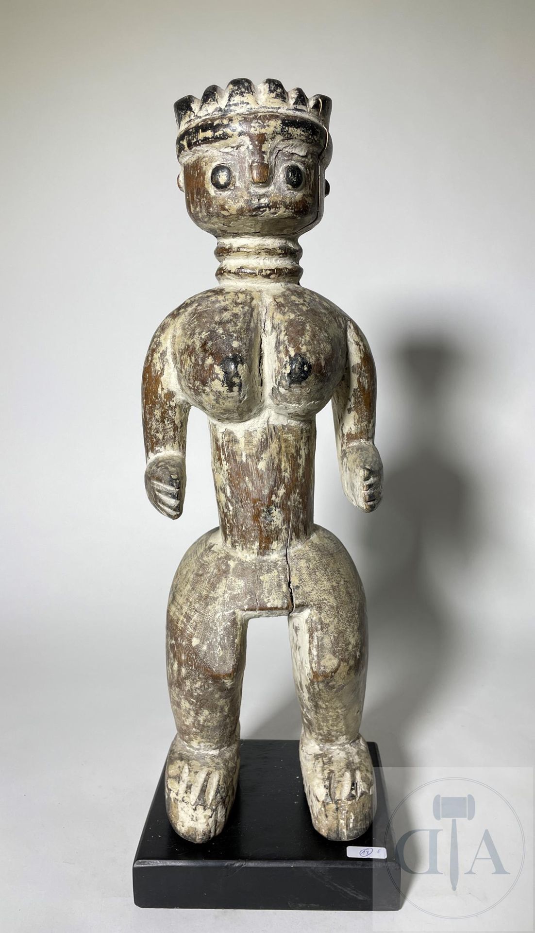 Null Togo/Ewe. Female altar statue "Soffa" in carved wood and patinated with kao&hellip;