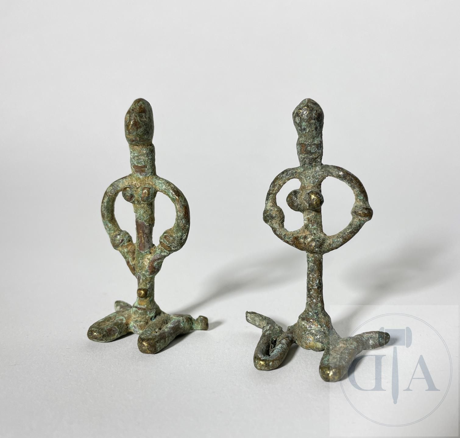 Null Ngeria/Vere. Un par de figuras de bronce. Primera mitad del siglo XX. H 6 c&hellip;