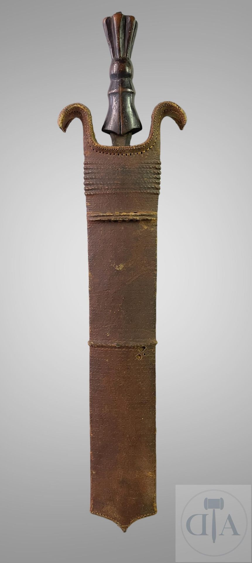 Null DRC/Salampasou。 20世纪上半叶，带木制和锻铁刀鞘的剑刀。 长55 X 13厘米



纳迪亚-列维的收藏（安特卫普）