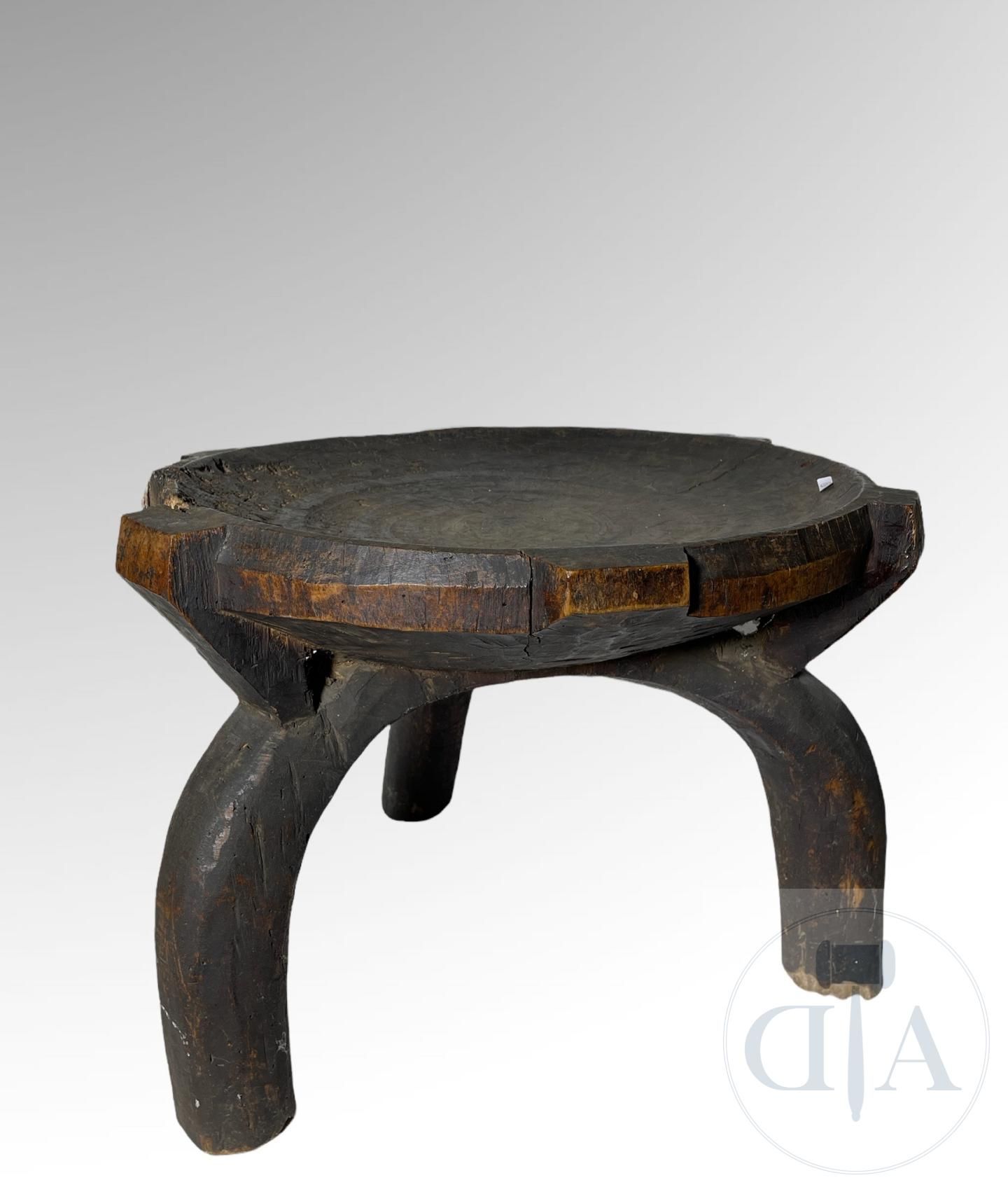 Null 坦桑尼亚/黑河。 雕刻的木制三角凳。 20世纪中期。 ∅55 X 38 cm