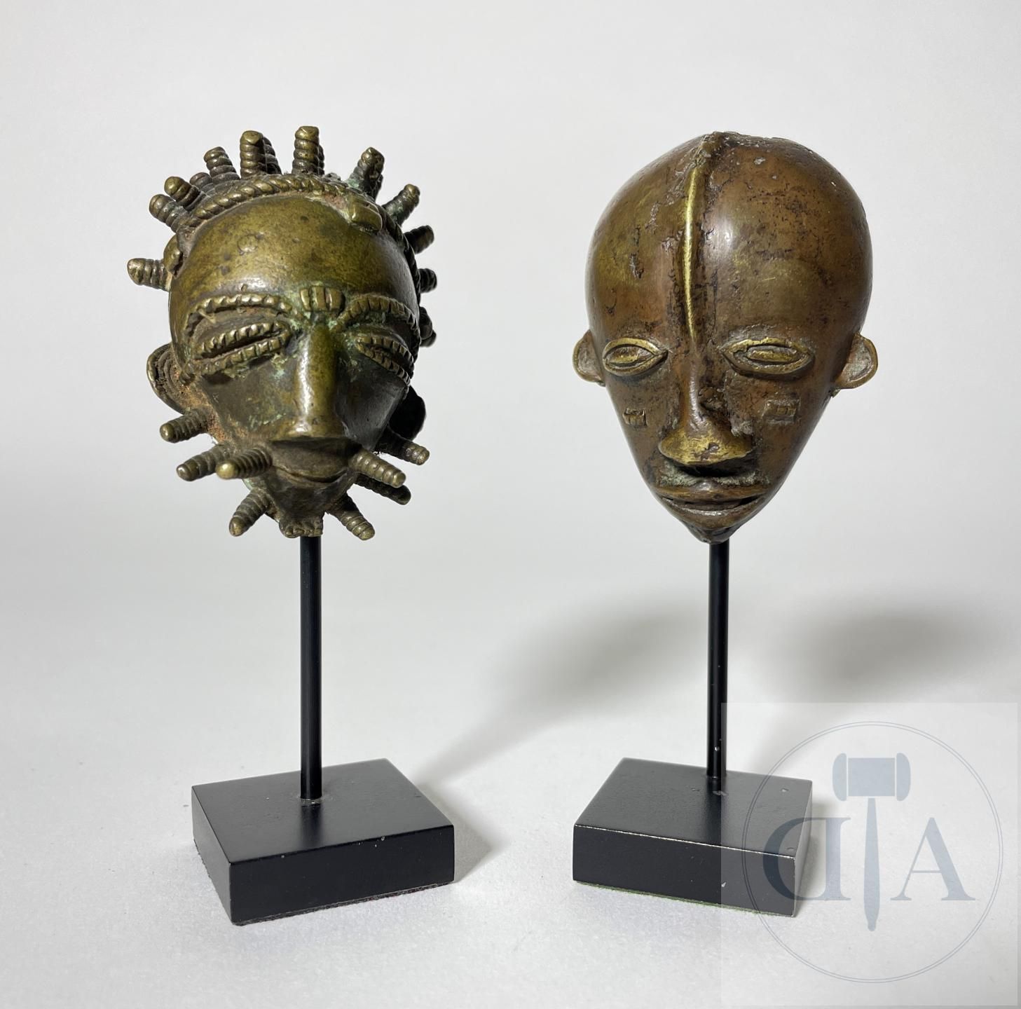 Null 加纳/阿散蒂。 一对小型青铜金重面具。 20世纪上半叶。 总高度11厘米



弗兰克-德容和收藏（比利时）