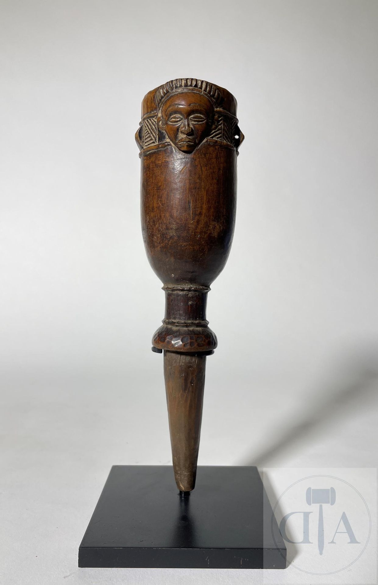 Null RDC/Chokwe. Mortier à tabac en bois sculpté. 1e moitié du 20e siècle. H 25 &hellip;