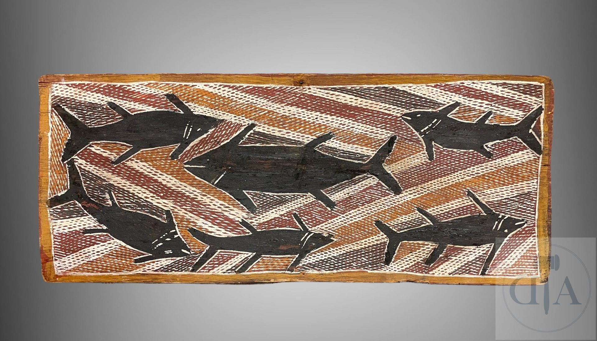 Null 大洋洲/原住民画作，描绘了鱼类。 粗糙木板上的油画。 20世纪中期。 长40 X 16厘米