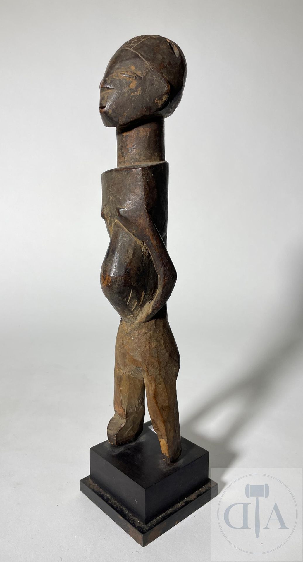 Null 刚果民主共和国/卢巴人/库苏人。 20世纪上半叶，木雕的方肩和圆腹的恋人。 高36厘米，包括底座。