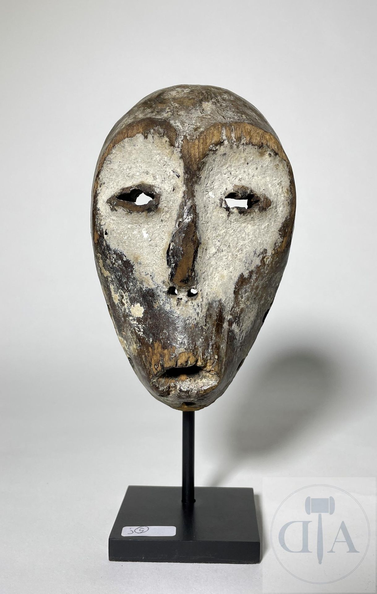 Null RDC/Pende. Masque passeport "Gandumbu" de vieille femme en bois sculpté ave&hellip;
