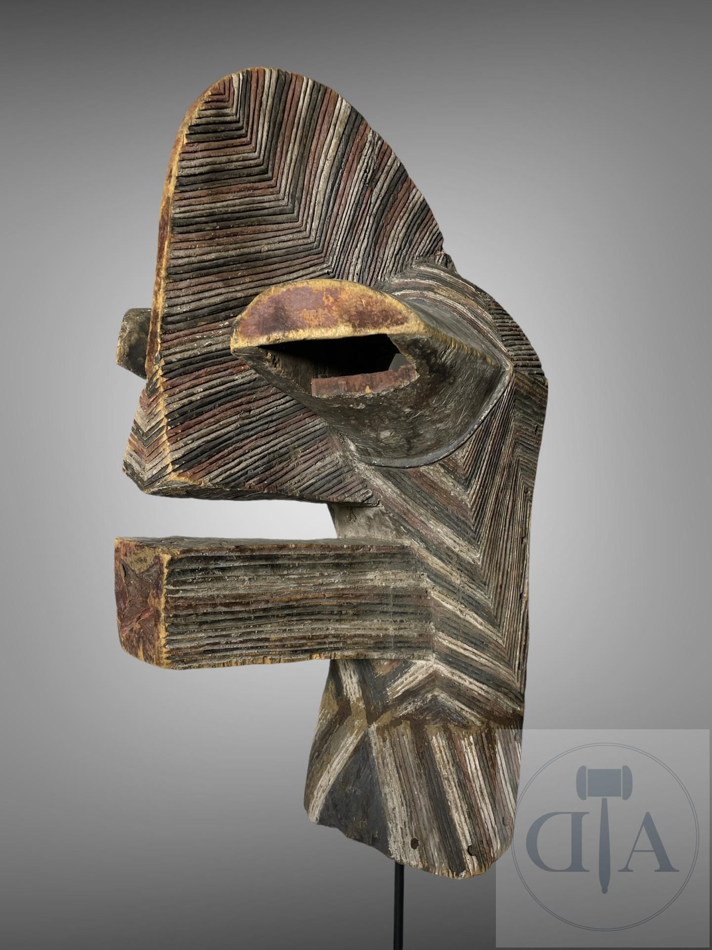 Null RDC/Songe. Importante máscara masculina "Kifwebe" de madera tallada policro&hellip;