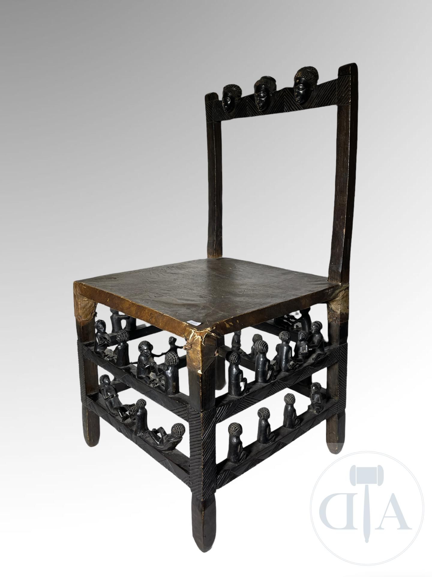 Null RDC/Angola/Tshokwe. Elégante chaise de chef en bois sculpté agrémentée de n&hellip;