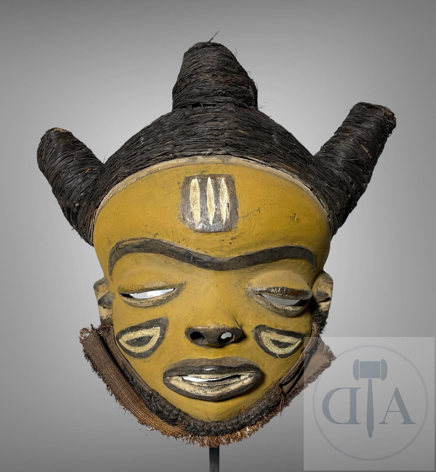 Null 刚果民主共和国/西恩杜。 Fumu "酋长面具，有4个头饰和赭石背景的木雕。 20世纪上半叶。 高48 X 35厘米，包括底座。



这个强大的面具&hellip;