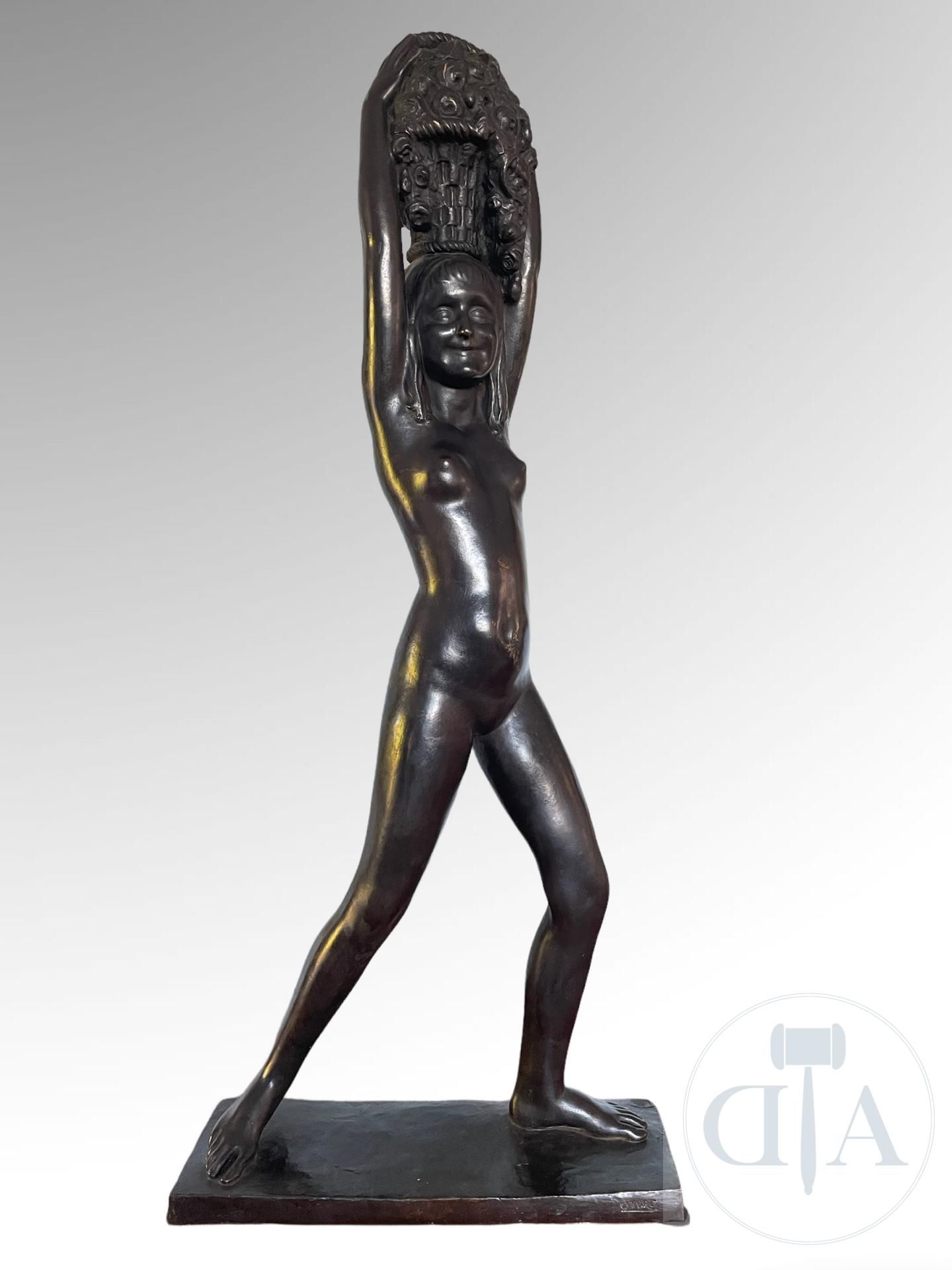 Null 奥特罗-海梅/重要的雕塑，表现了一个拿着花篮的裸体女孩。 带有黑色铜锈的青铜器，新艺术时期。 由巴黎Hébrard铸造厂用 "Cire perdue &hellip;