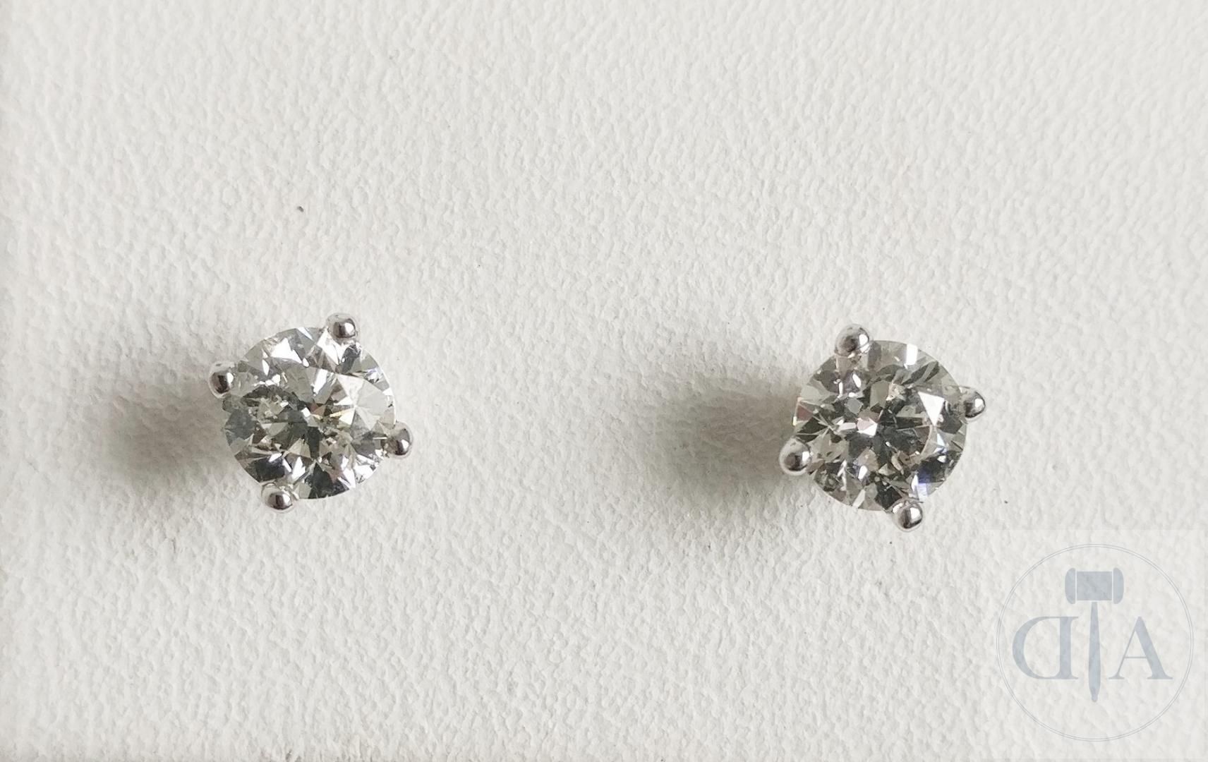 Null Boucles d'oreilles en diamant de 0,76ct
- Matière : 18 kt. Or blanc
- Poids&hellip;