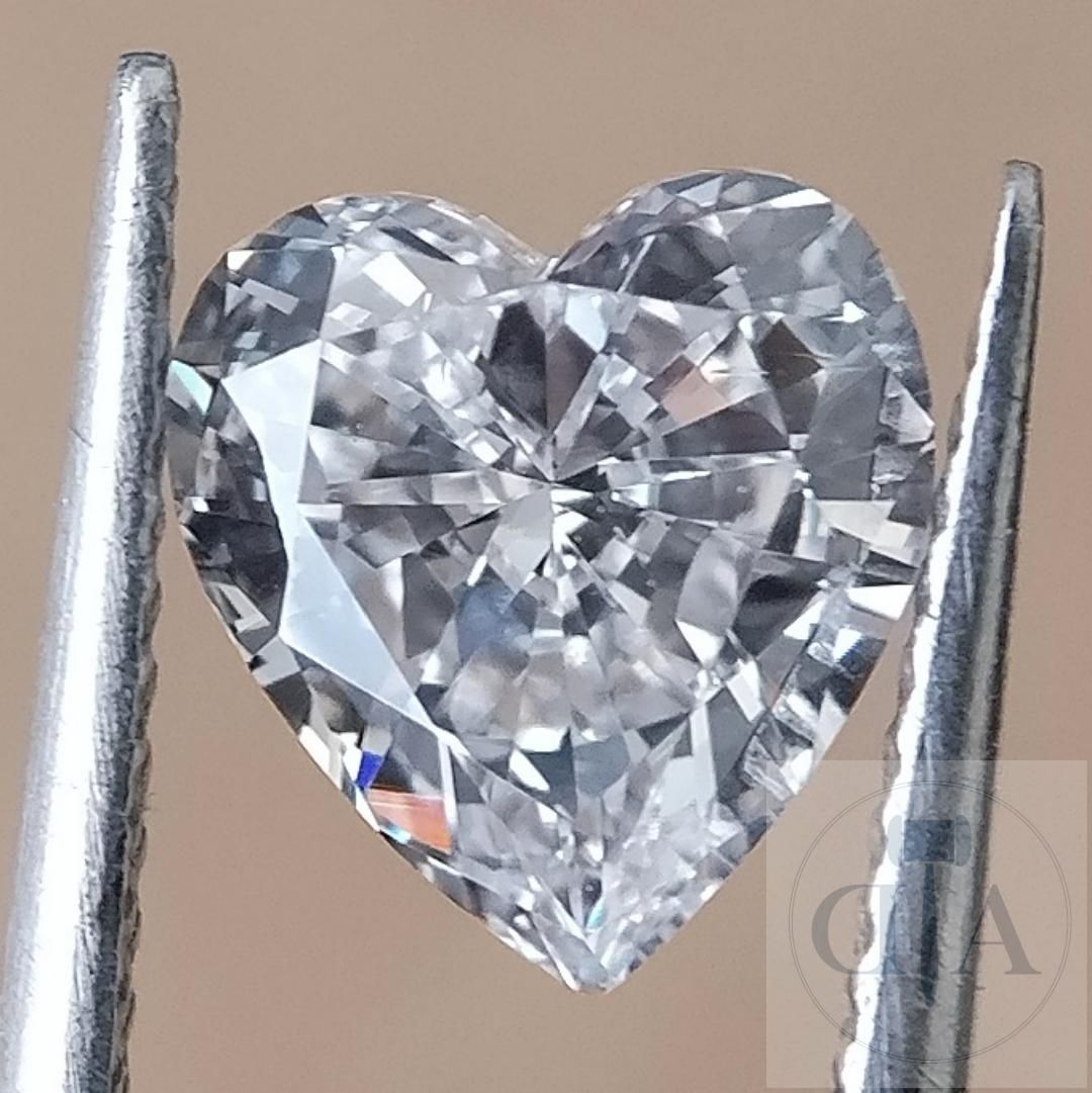 Heart shaped diamond / Diamand taillé en forme de coeur Feiner Diamant im Herzsc&hellip;