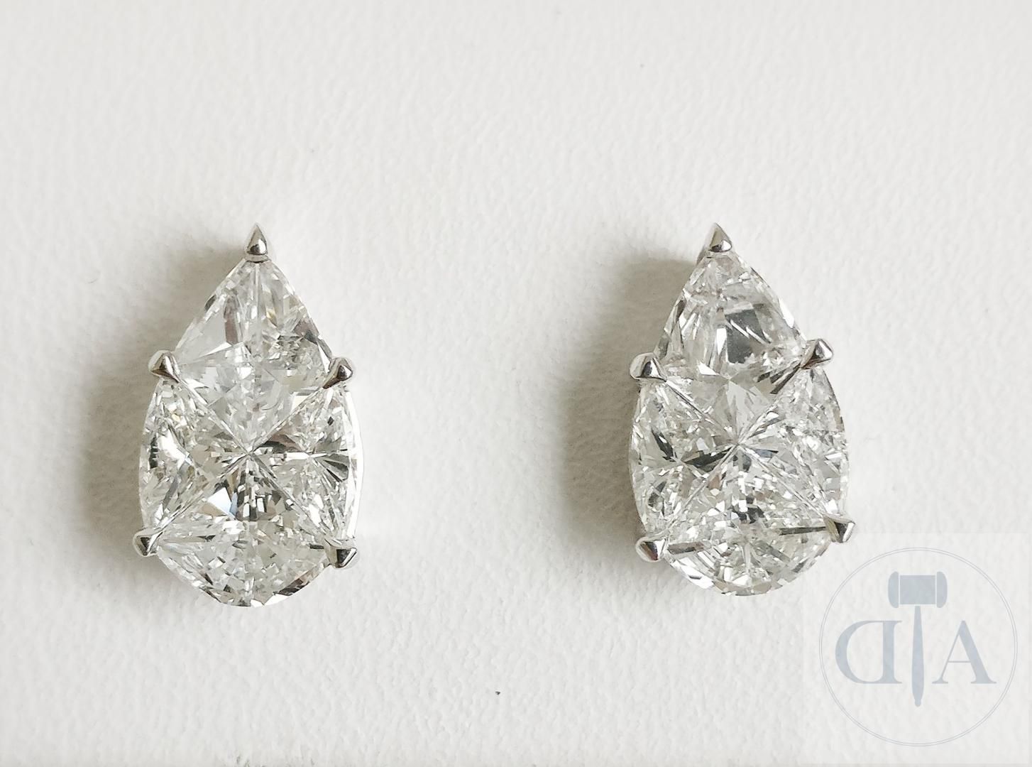 Null Superbe paire de boucles d'oreilles composée par 8 diamants avec monture "i&hellip;