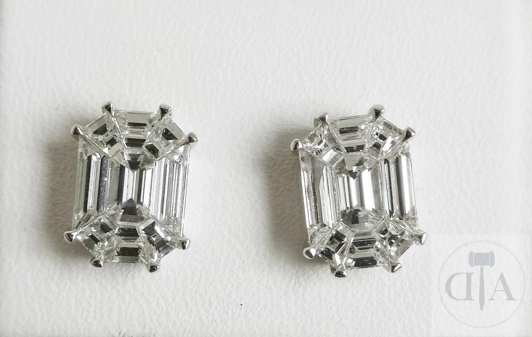 Null Superbe paire de boucles d'oreilles composée par 18 diamants monture "illus&hellip;