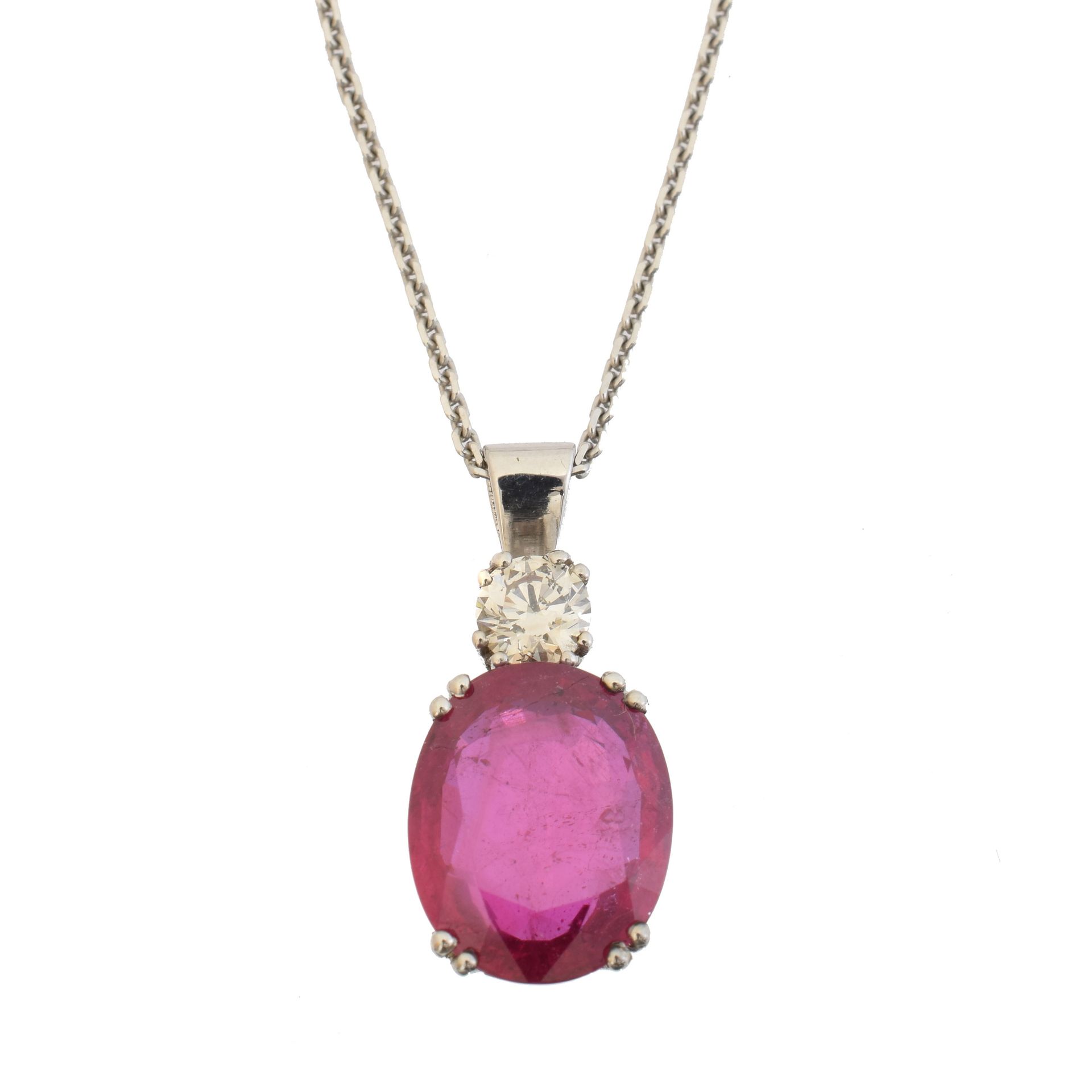 An 18ct gold ruby and diamond pendant, 
Un pendente del diamante e del rubino de&hellip;
