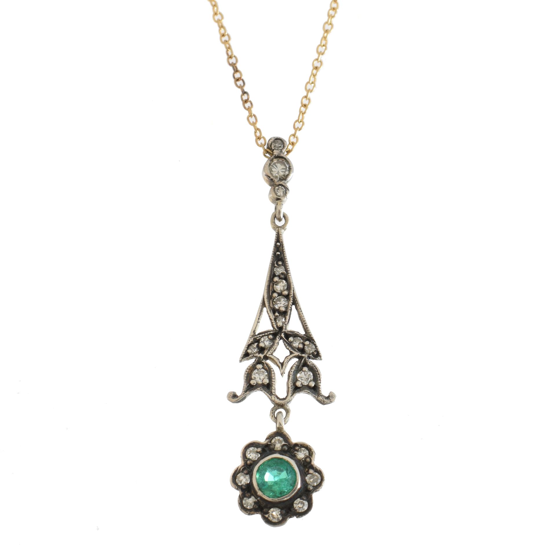 An emerald and diamond necklace, 
祖母绿和钻石项链，花卉设计，圆形的祖母绿在一个单一的切割钻石的周围，悬挂在一个类似的切割钻石&hellip;