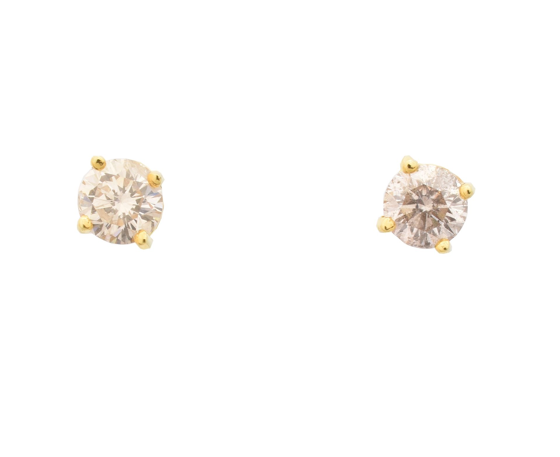 A pair of brilliant cut diamond stud earrings, 
一对明亮式切割钻石耳钉， 估计总重量为1ct，估计颜色为有色，估&hellip;
