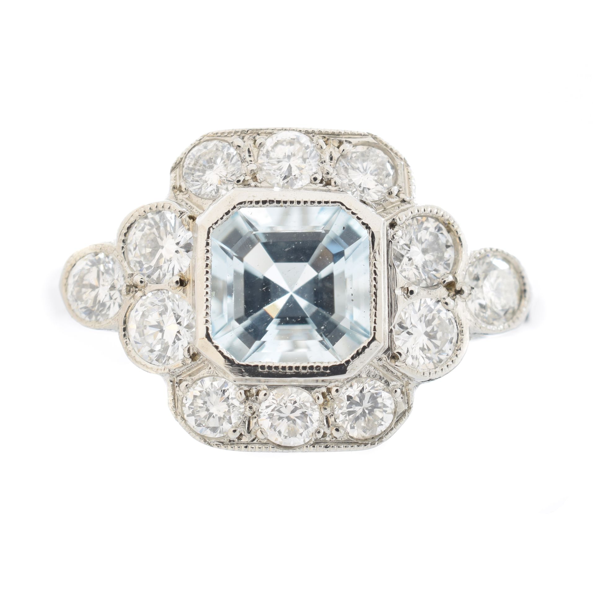 An aquamarine and diamond cluster ring, 
一枚海蓝宝石和钻石戒指，方形的海蓝宝石重约0.80克拉，周围和侧面有明亮式切割&hellip;