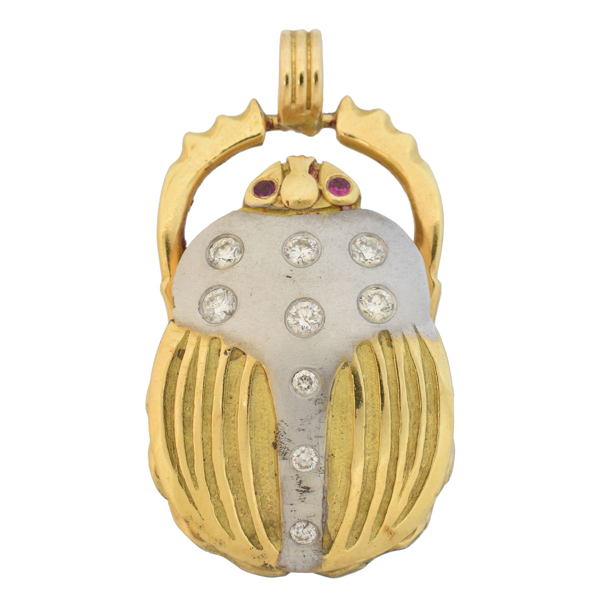 A ruby and diamond scarab pendant, 
一件红宝石和钻石scarab吊坠，双色设计，scarab有明亮式切割的钻石点缀，圆形的红&hellip;