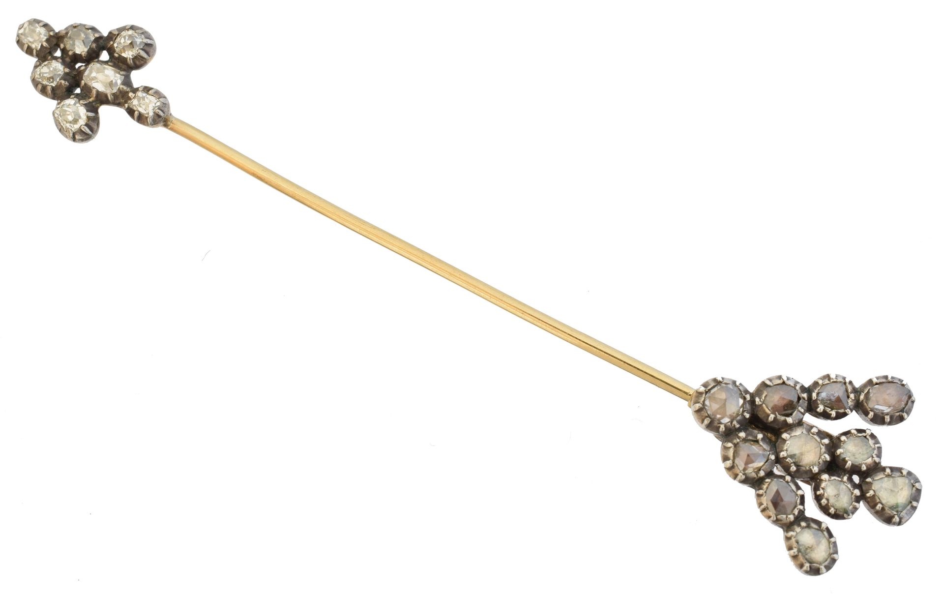 A diamond jabot pin, 
一枚钻石Jabot针，设计成箭形，镶嵌老式和玫瑰式切割钻石，长8.7厘米，毛重5.9克。

总体状况良好到尚可


&hellip;