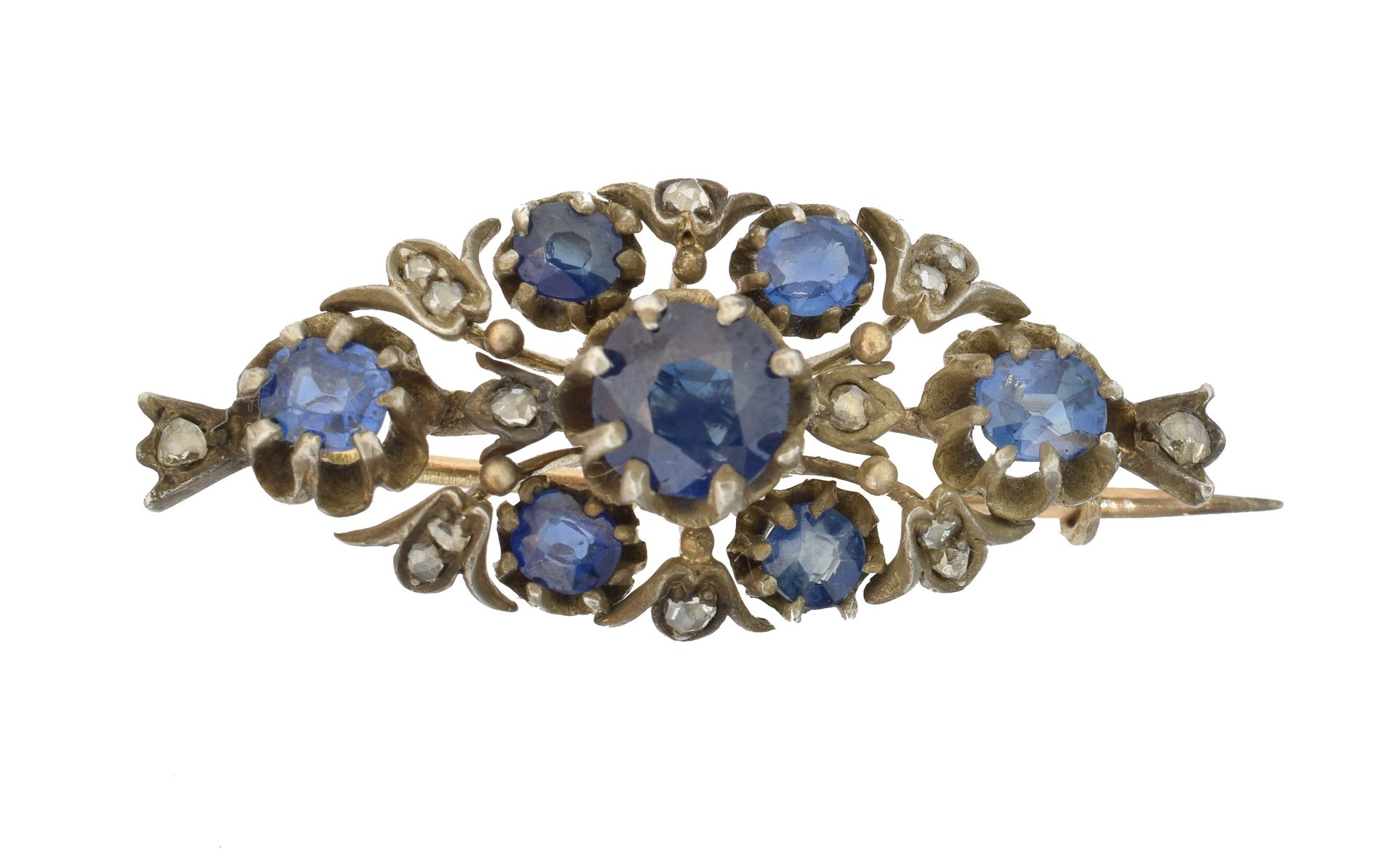 A sapphire and diamond brooch, 
一枚蓝宝石和钻石胸针，枕形蓝宝石在类似切割的蓝宝石和玫瑰切割钻石的镂空周围，长3.5厘米，总重4&hellip;