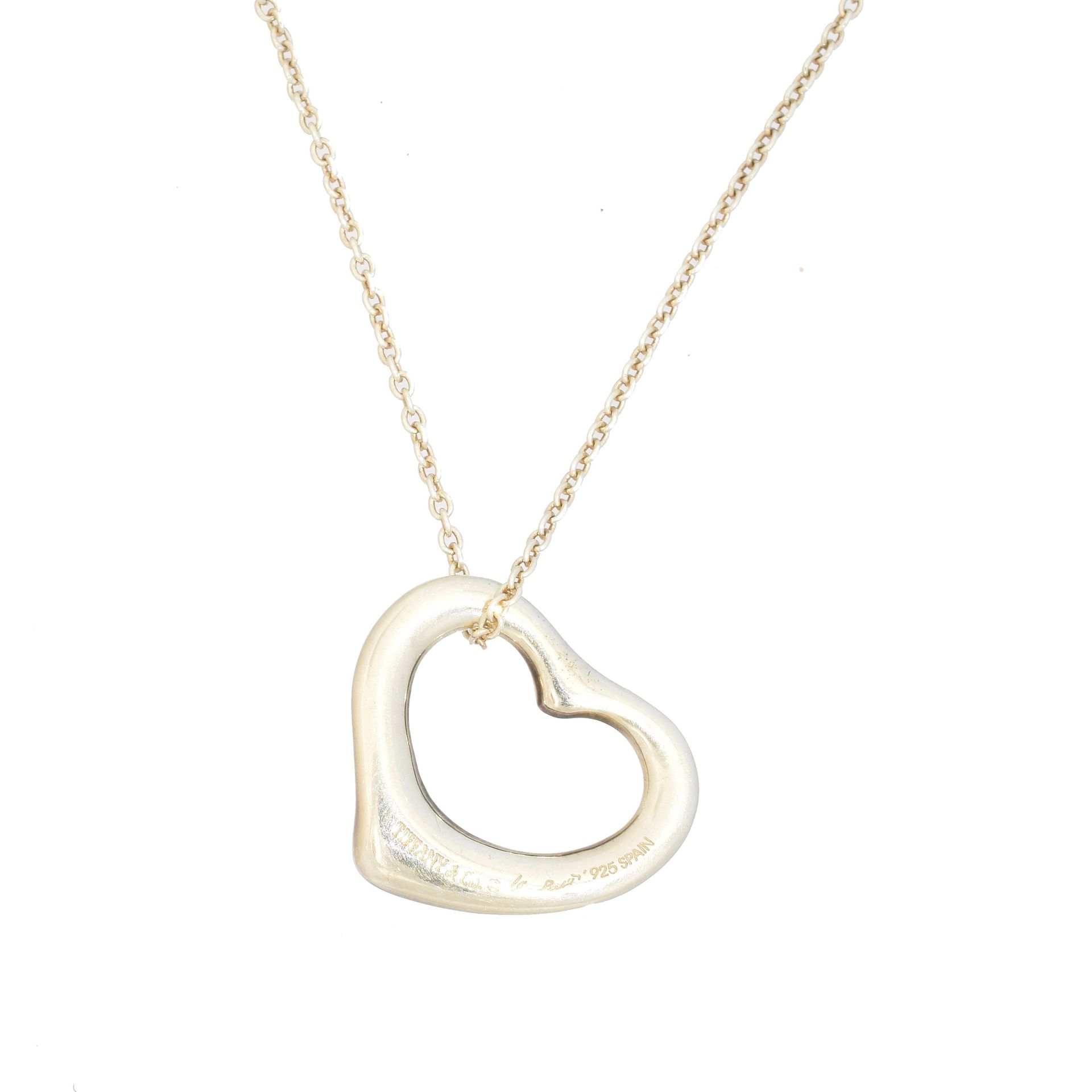 An 'Open Heart' necklace by Elsa Peretti for Tiffany & Co., 
Un collar "Open Hea&hellip;