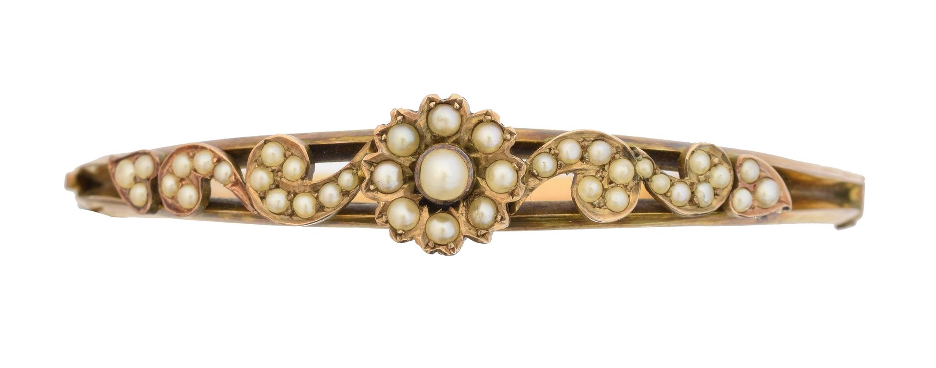 An early 20th century split pearl hinged bangle, 
一件20世纪初的分体式珍珠铰链手镯，边上有卷轴设计，背面是素&hellip;