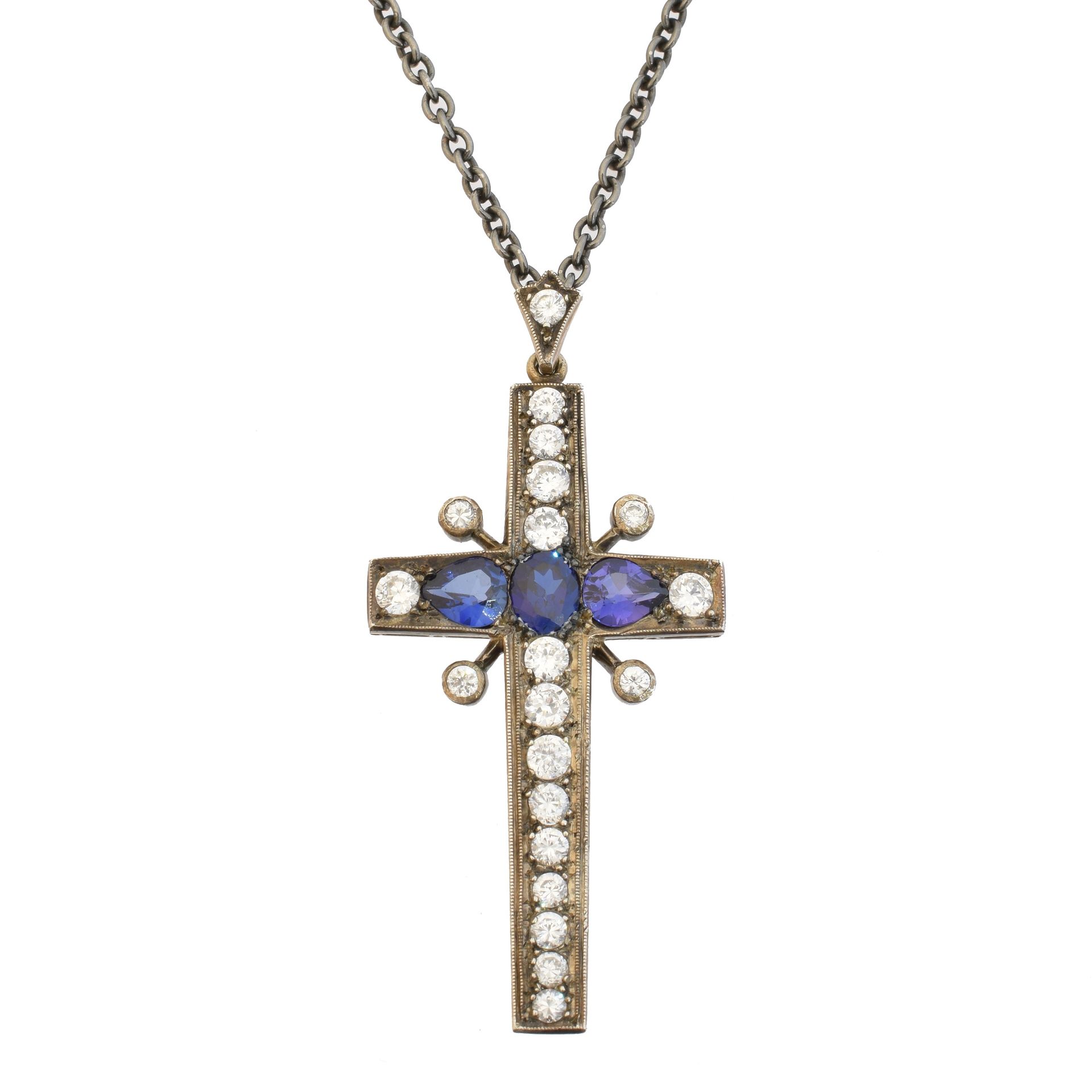 A vari-gem cross pendant, 
Un ciondolo a croce vari-gemma, la croce a forma di v&hellip;
