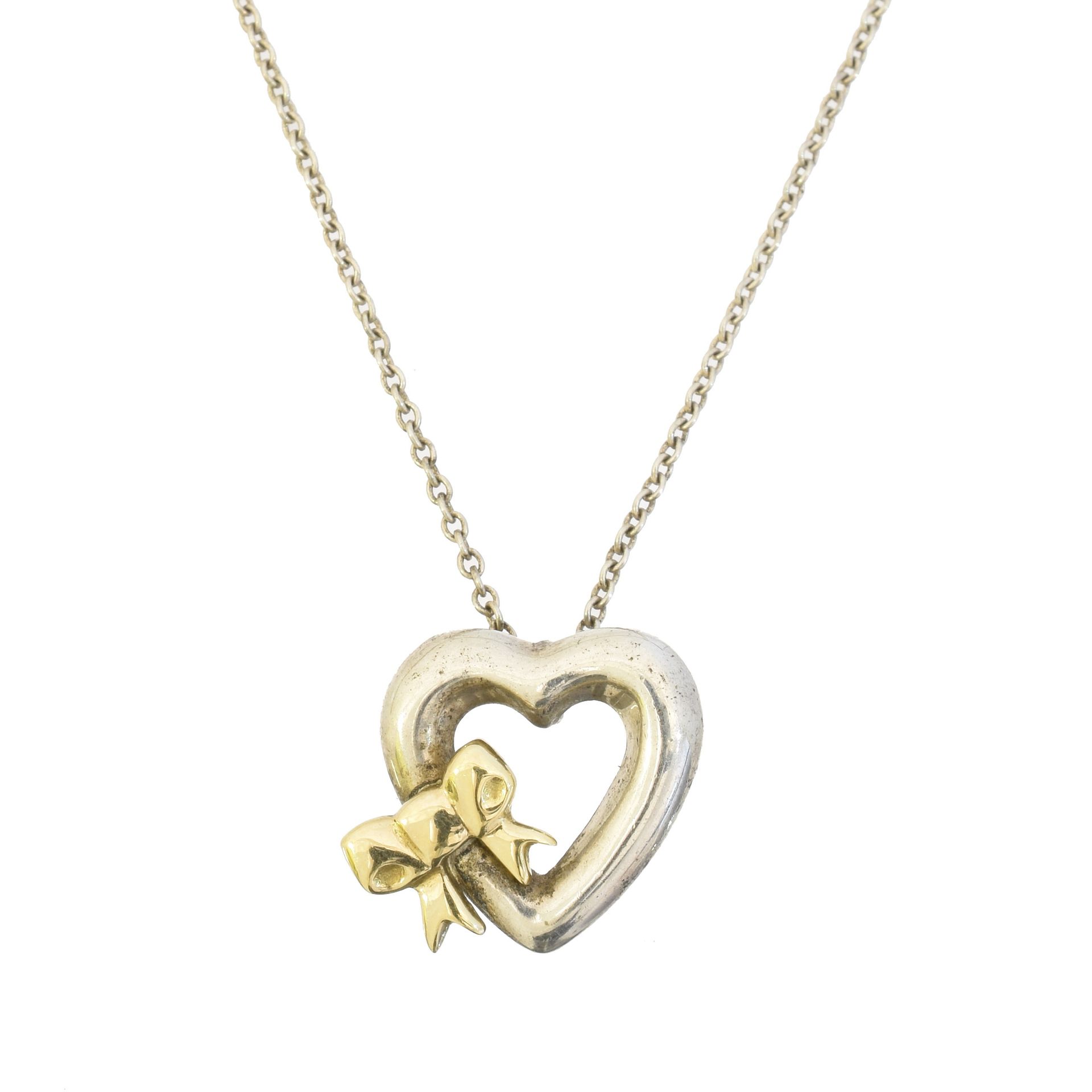 A Tiffany & Co. Silver and gold heart pendant, 
Un pendentif en argent et or de &hellip;