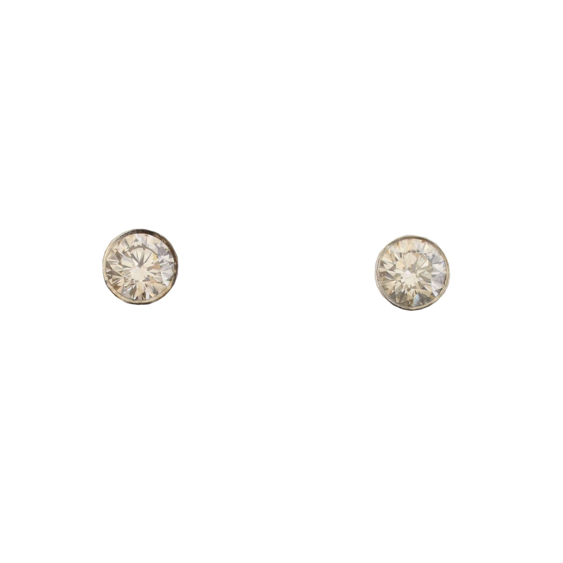 A pair of 18ct gold brilliant cut diamond stud earrings, 
Une paire de boucles d&hellip;