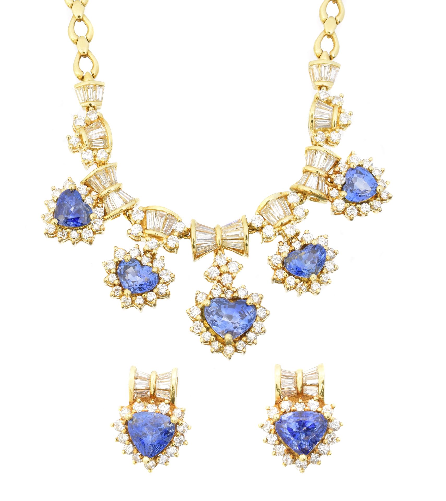 A suite of sapphire and diamond jewellery, 
一套蓝宝石和钻石首饰，项链设计为渐变的心形蓝宝石和明亮式切割钻石群，悬挂&hellip;