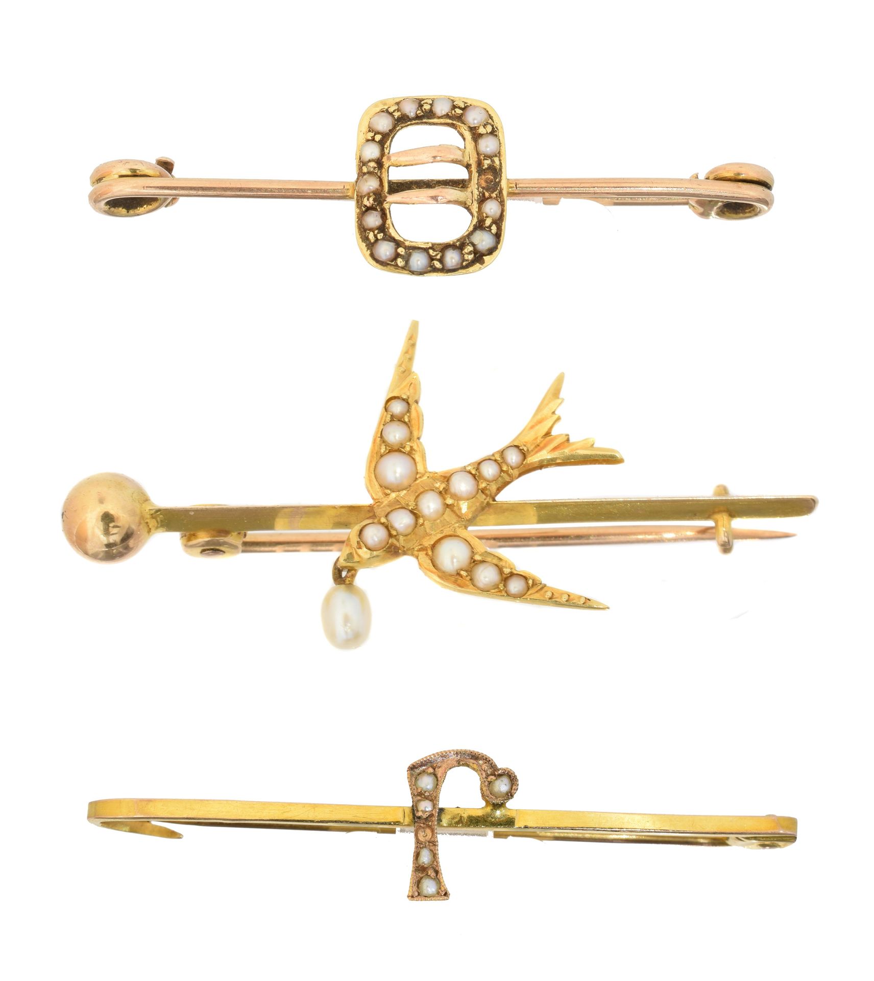 Three early 20th century split pearl brooches, 
三件20世纪初的分体式珍珠胸针，第一件设计为分体式珍珠燕子悬空，&hellip;