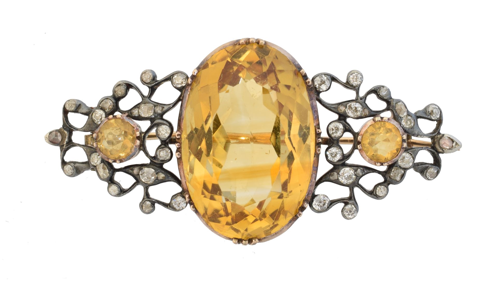 A citrine and diamond brooch, 
一枚黄水晶和钻石胸针，椭圆形和圆形的黄水晶线与不同的切割钻石镂空环绕，估计钻石总重量为0.60克拉&hellip;