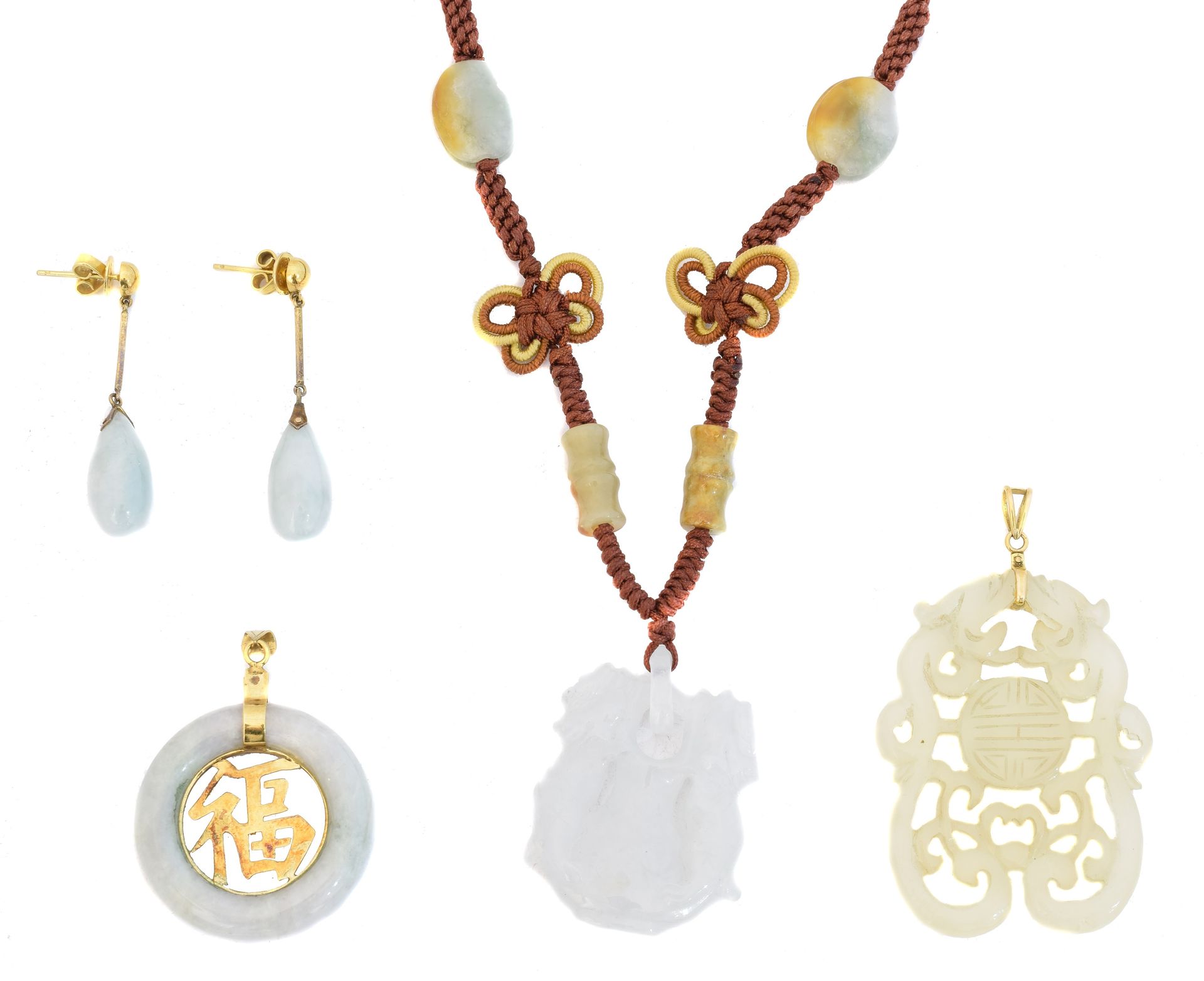 A selection of jade jewellery, 
一批玉石首饰，包括两个雕刻的玉石吊坠，一个玉石璧吊坠和一对玉石耳环，印有14K（4）。

整体状&hellip;