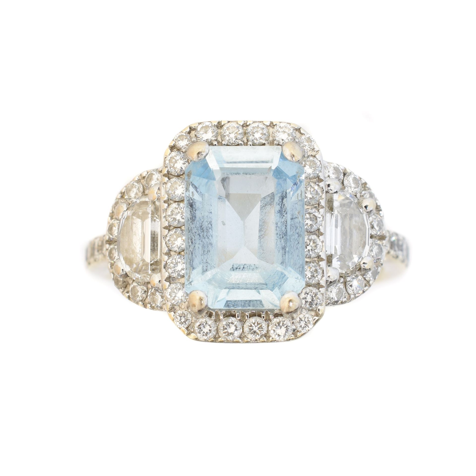 An aquamarine and diamond cluster ring, 
一枚海蓝宝石和钻石戒指， 长方形的海蓝宝石重约1.60克拉，周围是明亮式切割钻&hellip;