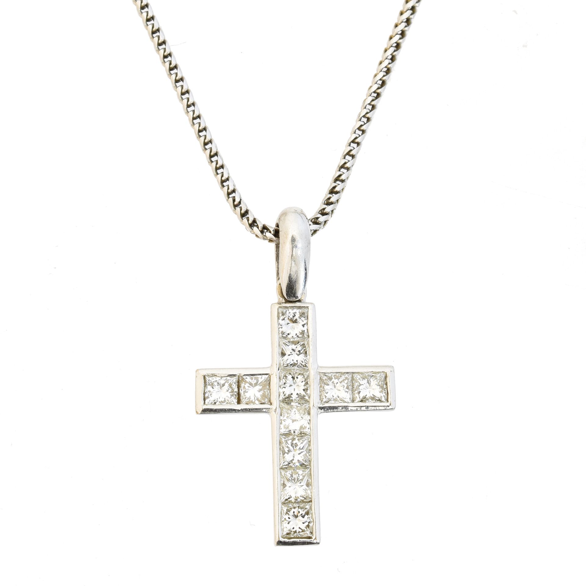An 18ct gold diamond cross pendant, 
Colgante de oro de 18 quilates con una cruz&hellip;