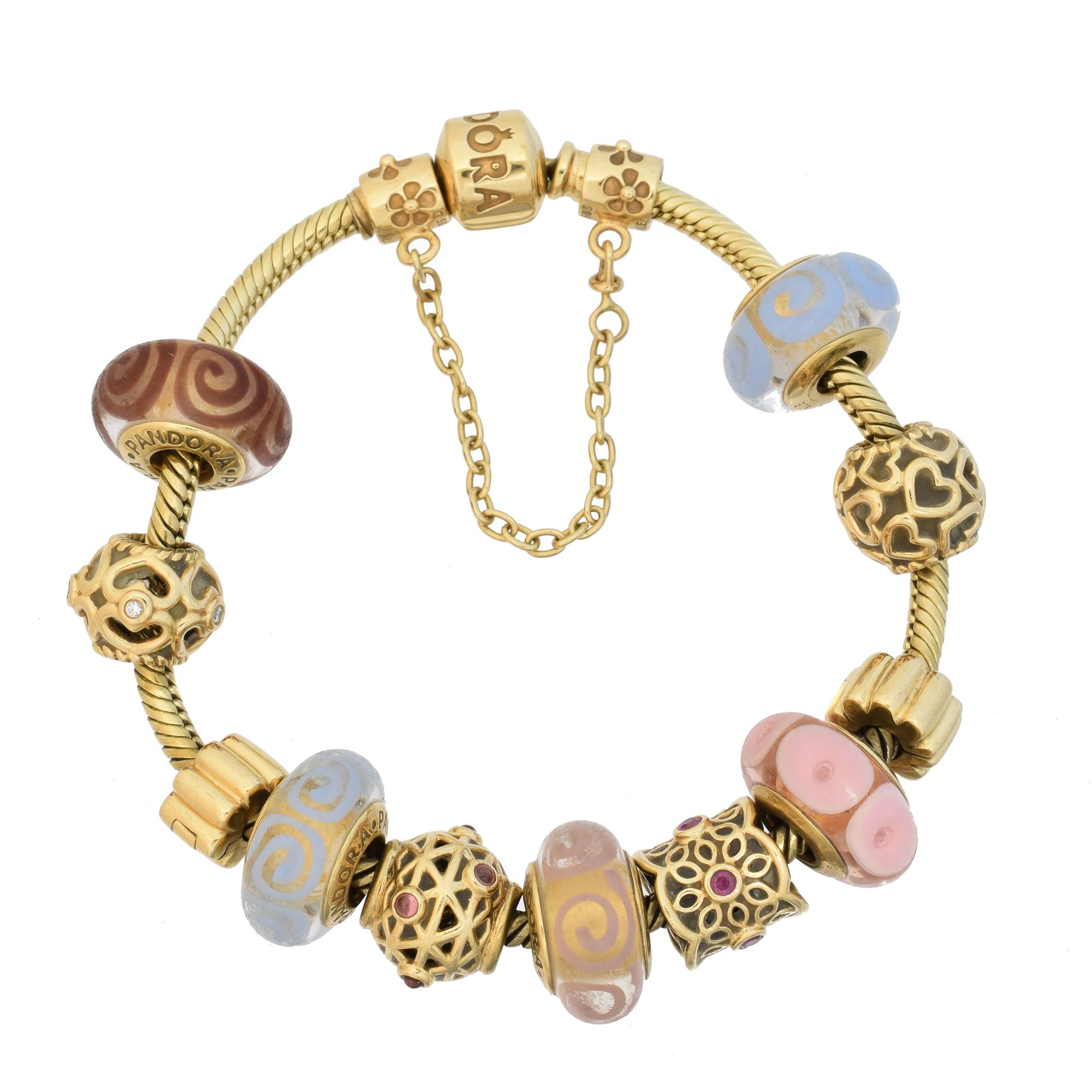 A 14ct gold Pandora charm bracelet, 
一条14K金潘多拉吊饰手链，花式手链悬挂着12个吊饰，有潘多拉的制作标记，长18厘米，&hellip;