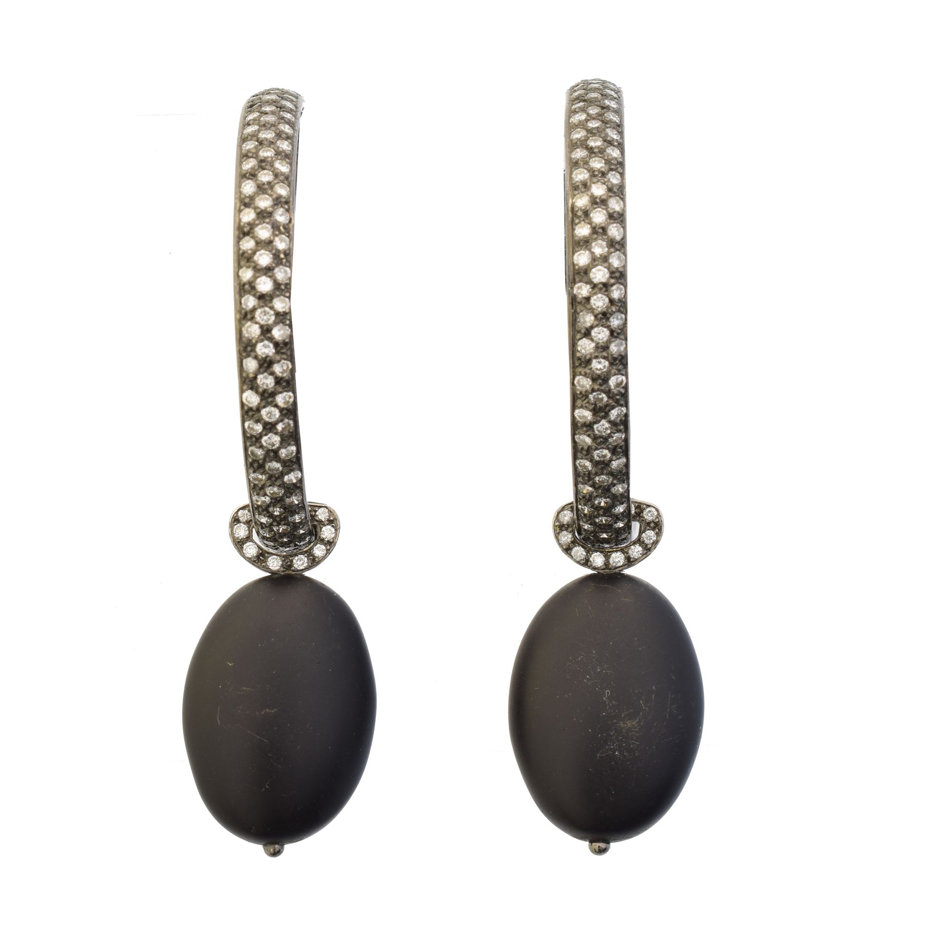 A pair of diamond hoop earrings, 
一对钻石环形耳环，每个设计为一个密镶钻石环，悬挂一个可拆卸的吊坠，估计钻石总重量为1克拉，印&hellip;