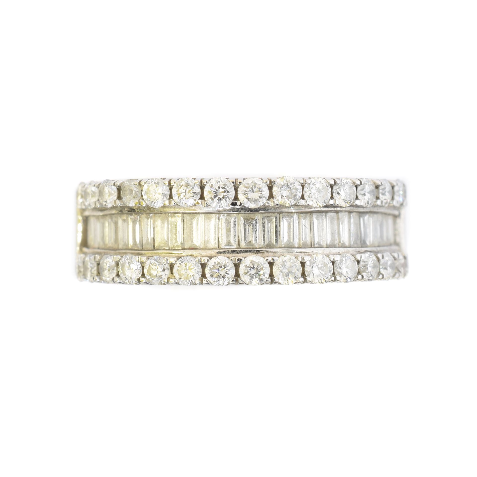 An 18ct gold diamond band ring, 
Une bague à anneau en or 18ct avec diamant, la &hellip;
