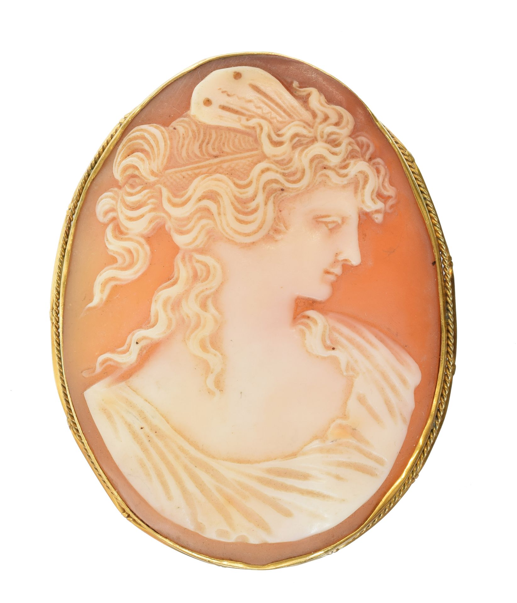 A shell cameo brooch, 
一枚贝壳浮雕胸针，椭圆形的贝壳浮雕描绘了一个分类的少女，在一个抛光的镶嵌物中，印有A.W. 9ct，长5.2厘米，&hellip;