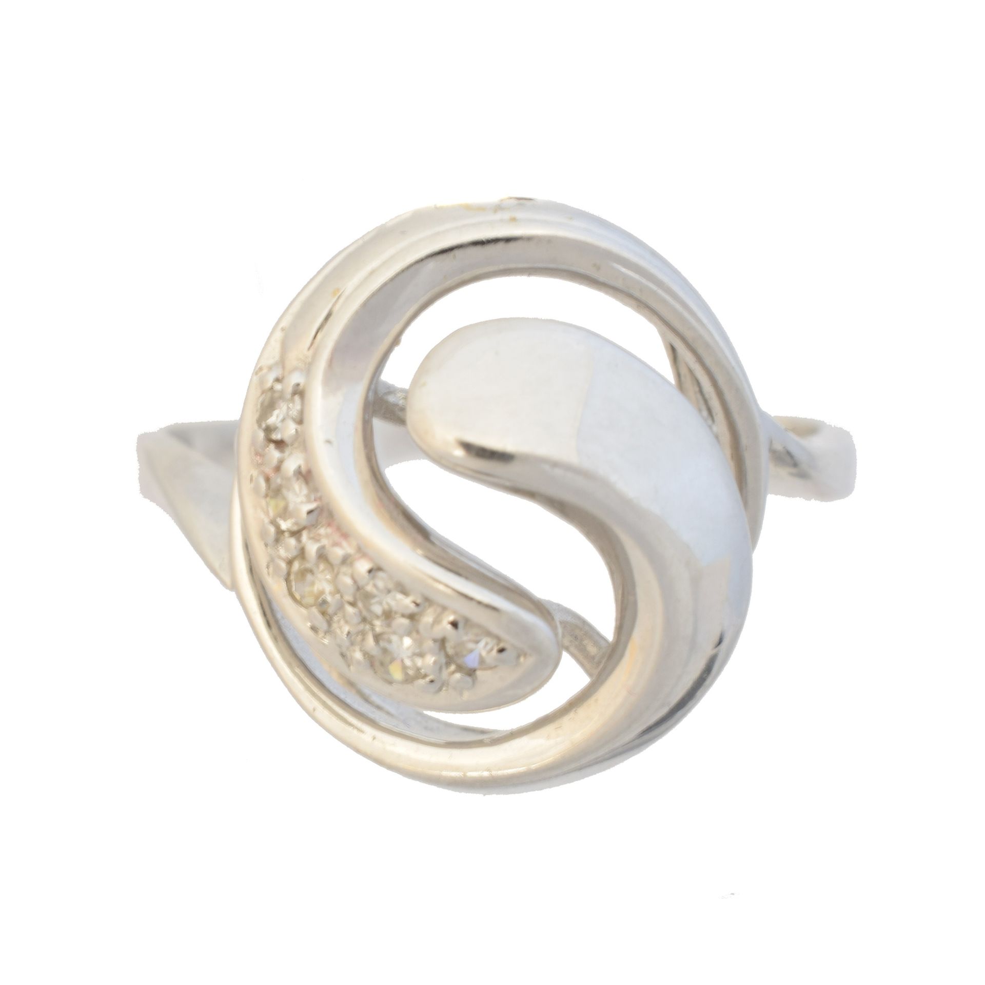 A diamond dress ring, 
一枚钻石戒指，设计为镂空的螺旋形，有单颗切割钻石点缀，印有750，戒指尺寸为N，毛重3.4克。

整体状况良好至尚&hellip;