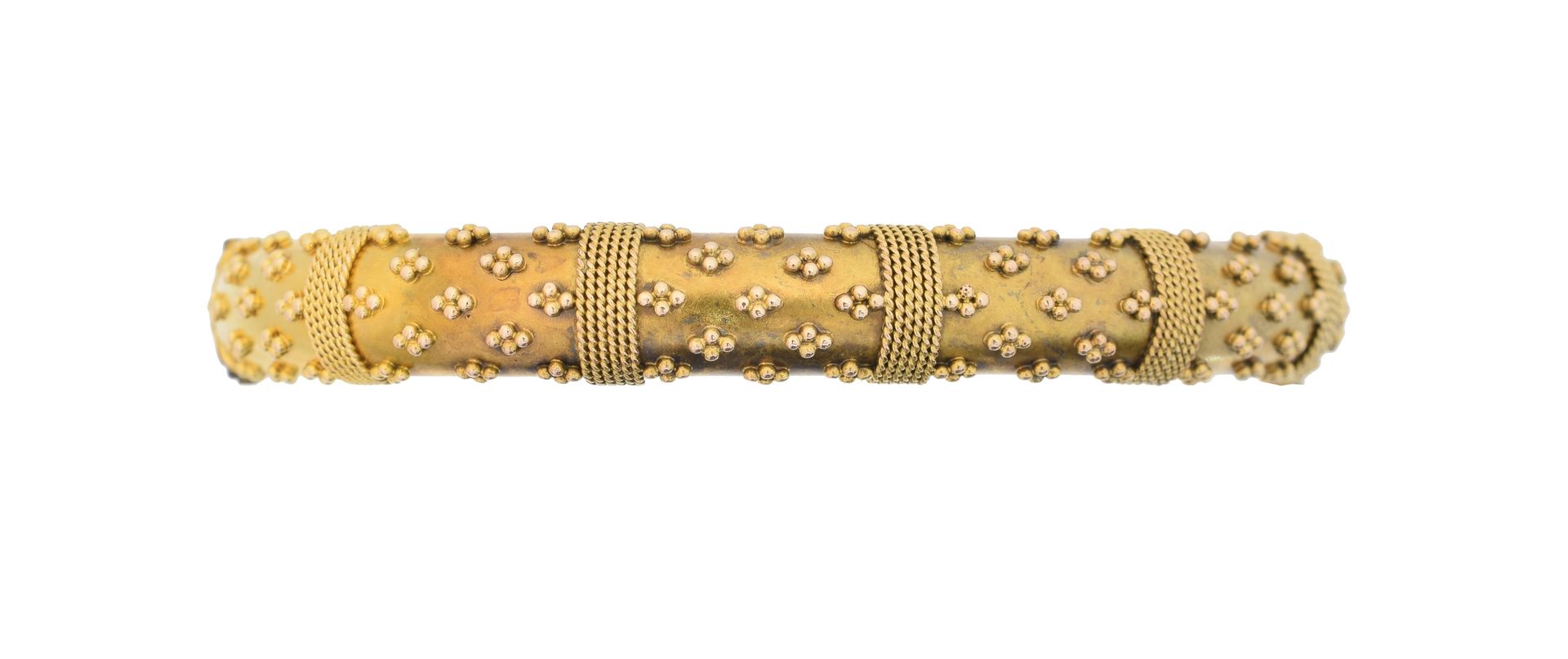 A Victorian Etruscan Revival hinged bangle, 
一件维多利亚时代的伊特鲁里亚复兴时期的铰链手镯，背面有珠子和金属丝的细&hellip;