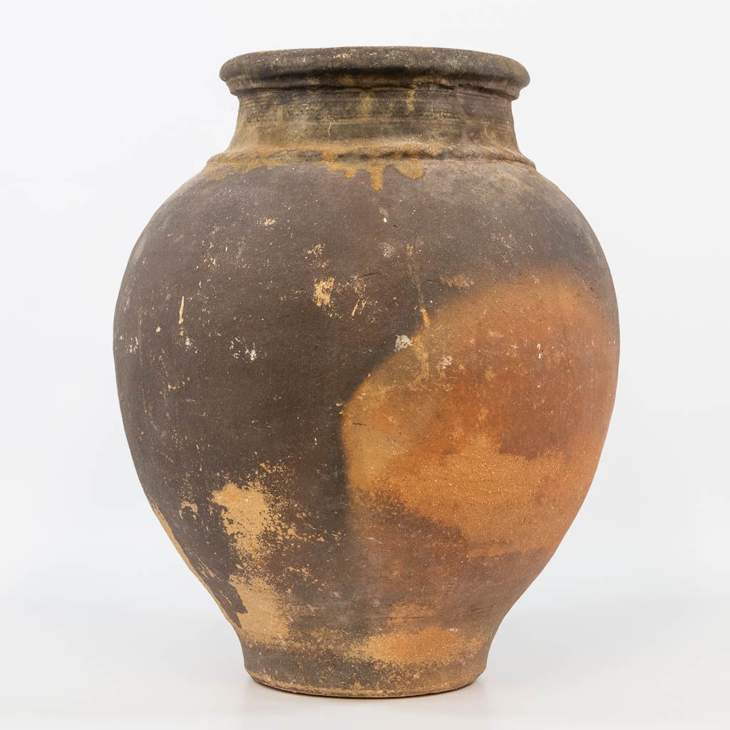 Null An antique terracotta jar. 19th century. (49 x 32 cm)