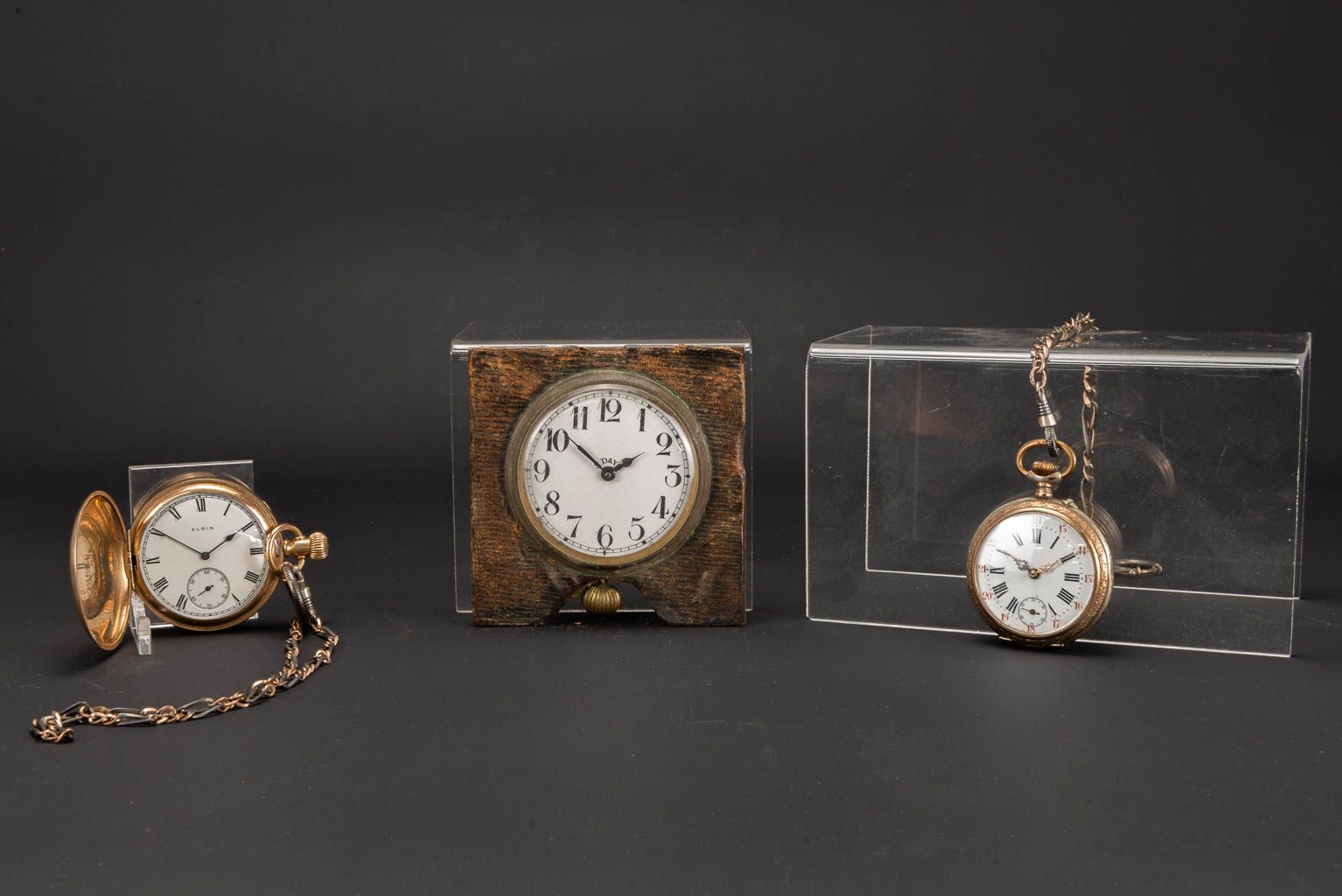 Null A collection of 2 pocket watches and a table clock, of which 1 is marked El&hellip;