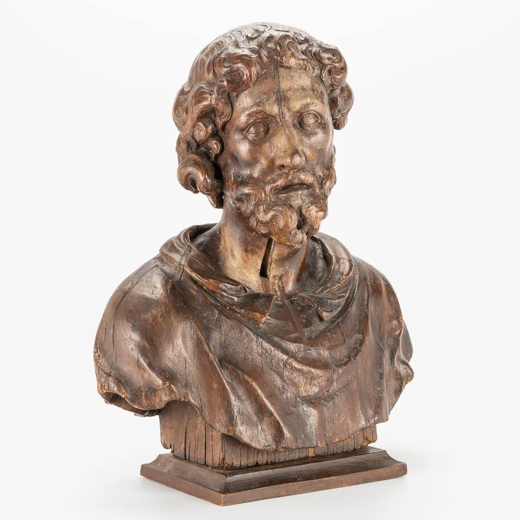 Null A wood sculptured bust of a holy figurine, 17th/18th century. (16 x 40 x 47&hellip;