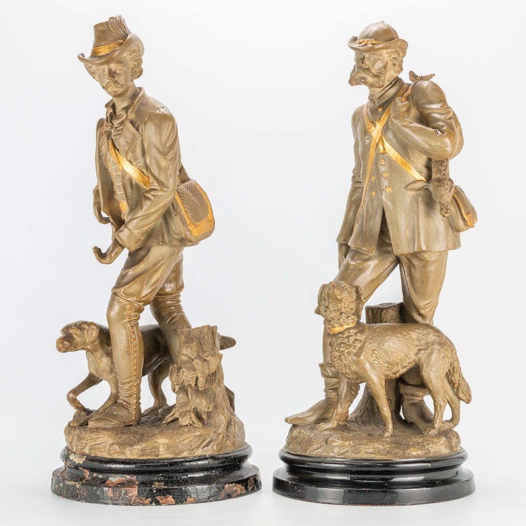 Null A collection of 2 hunters in terracotta. 19th century. (52 x 22,5 cm)