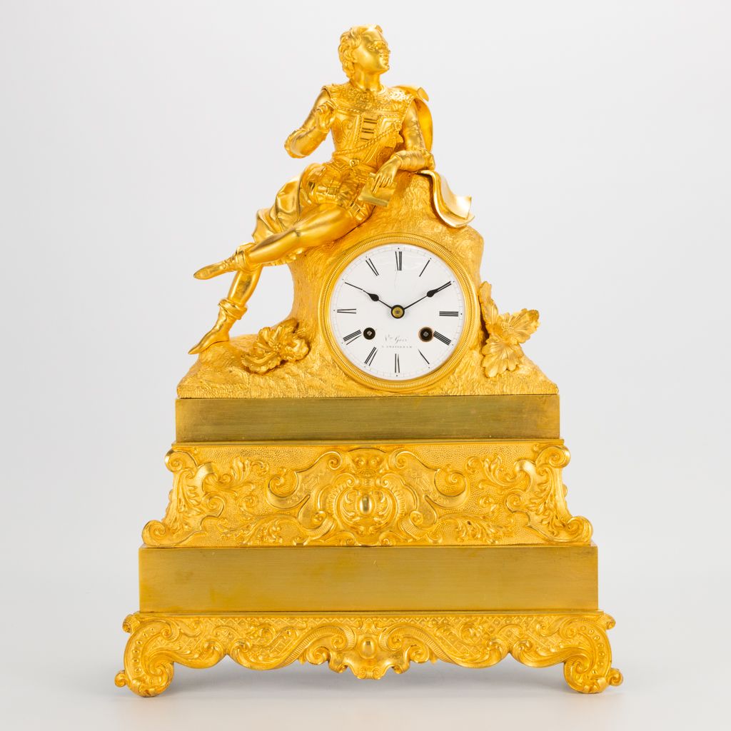 Null A ormolu gilt table clock made of bronze with a figurine of a noble man, en&hellip;
